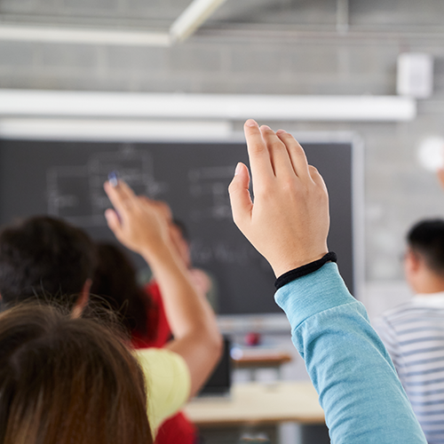 alumnos de secundaria participando en clase de comunicación - ITS