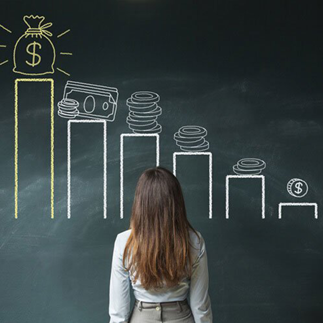 pizarra con comparativa de salario de docente incial - ITS