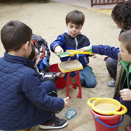 niños aprenden mientras juegan